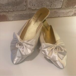 Jacques Levine Vintage Ivory Satin Bow Leather Sole Slippers Slides Size 7